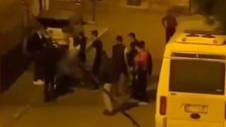 Kucağında çocuğuyla saldırıya uğradı