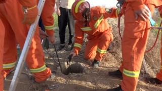 Kuyuya düşen oğlunu kurtardı