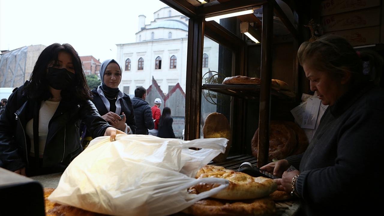 Taş fırın pideye lezzet katıyor