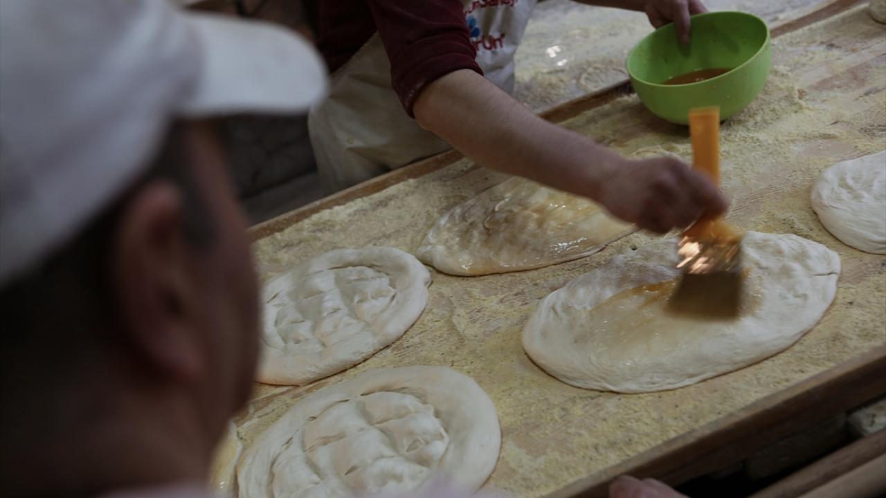 Asırlık fırında pide mesaisi