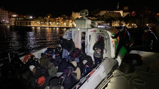 İzmirde 149 düzensiz göçmen kurtarıldı
