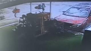 Direksiyon hakimiyetini kaybeden sürücü iş yerine girdi