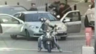 Kendisine çarpan otomobilin sürücüsünü dövdü