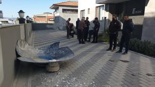 Manisa'da fabrikada patlama: Baca parçası site bahçesine düştü