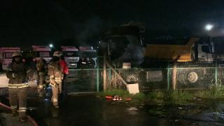 İstanbul'da park halindeki tır alev aldı