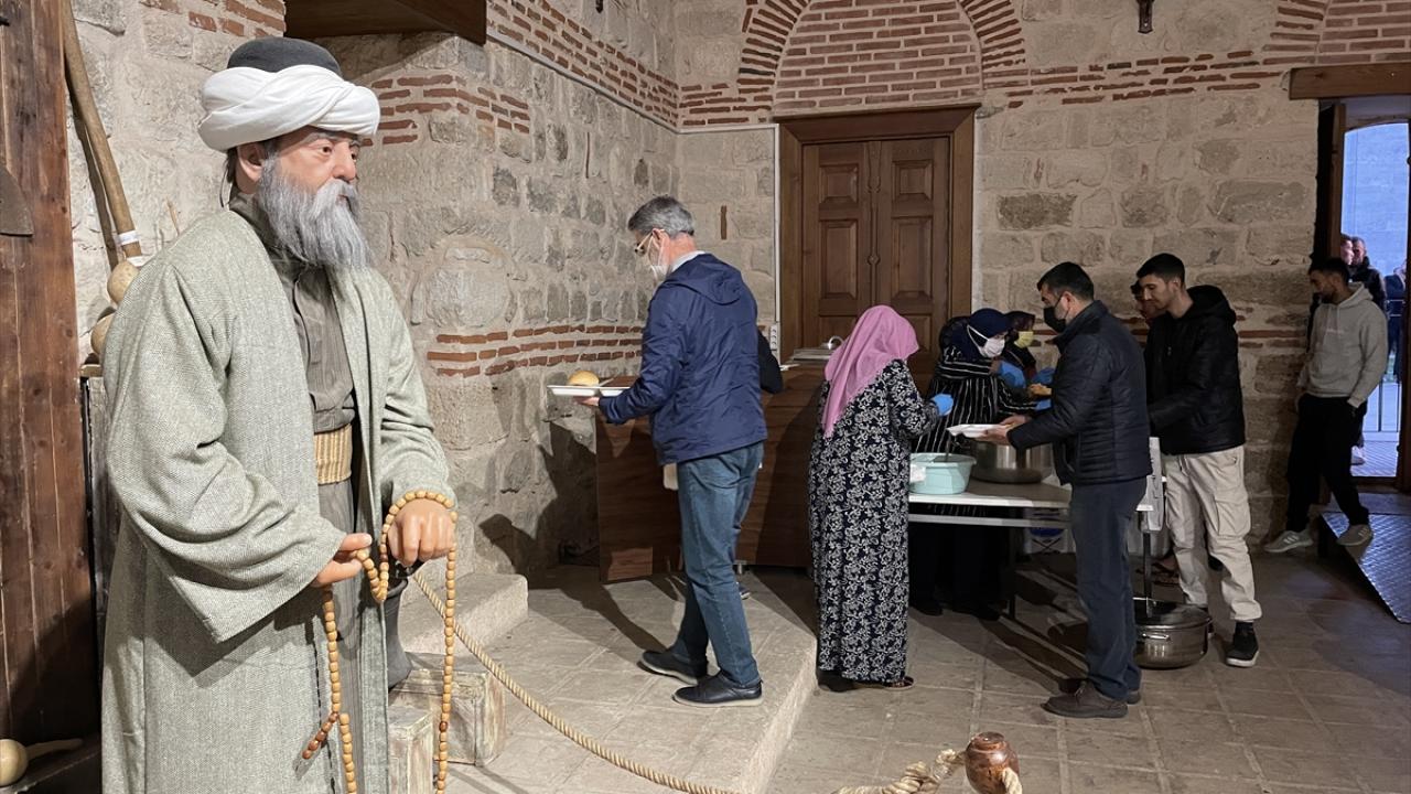 "İnsanların önce karınları, sonra gönülleri doyurulmuş"