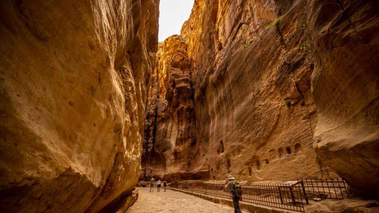 1200 metre uzunluğundaki derin kaya yarıklarından antik kente giriş yapılıyor