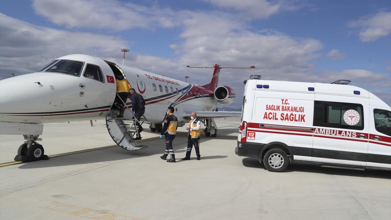 Babasının nefes alışını gözyaşlarıyla izledi