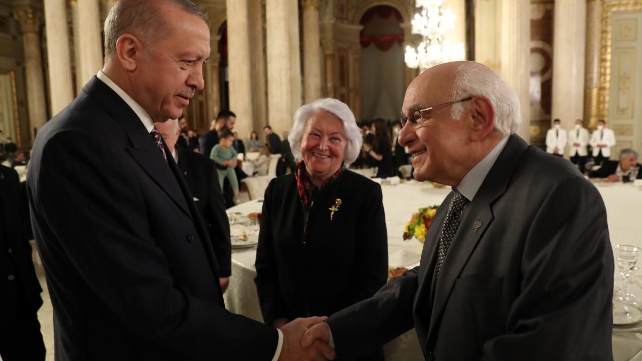 "Esasen sanatçı toplumun aynasıdır"