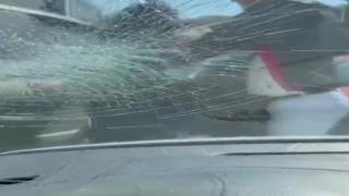 Trafikte yol verme tartışması: Aracın önünü kesip camlarını kırdılar