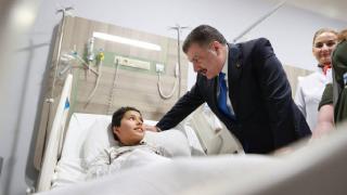 Bakan Koca'dan hastanede tedavi gören çocuklara ziyaret