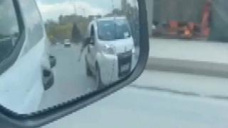 Trafikte tartıştığı sürücünün aracına sopayla vurdu