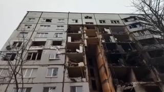 Harkiv'de bir kişi evinden eşyalarını alırken duvar çöktü