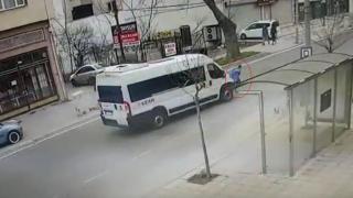 Köpeklerden kaçan çocuğa minibüs çarptı