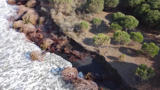 Karadeniz'de şiddetli dalgalar kumsalı yok etti