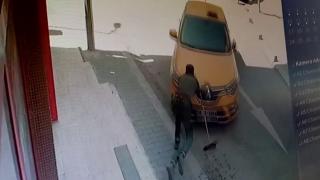 El freni çekilmeyen otomobili durdurmak isterken yaralandı