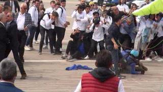 Kontrolünü kaybeden yamaç paraşütçüsü protokolün üzerine indi