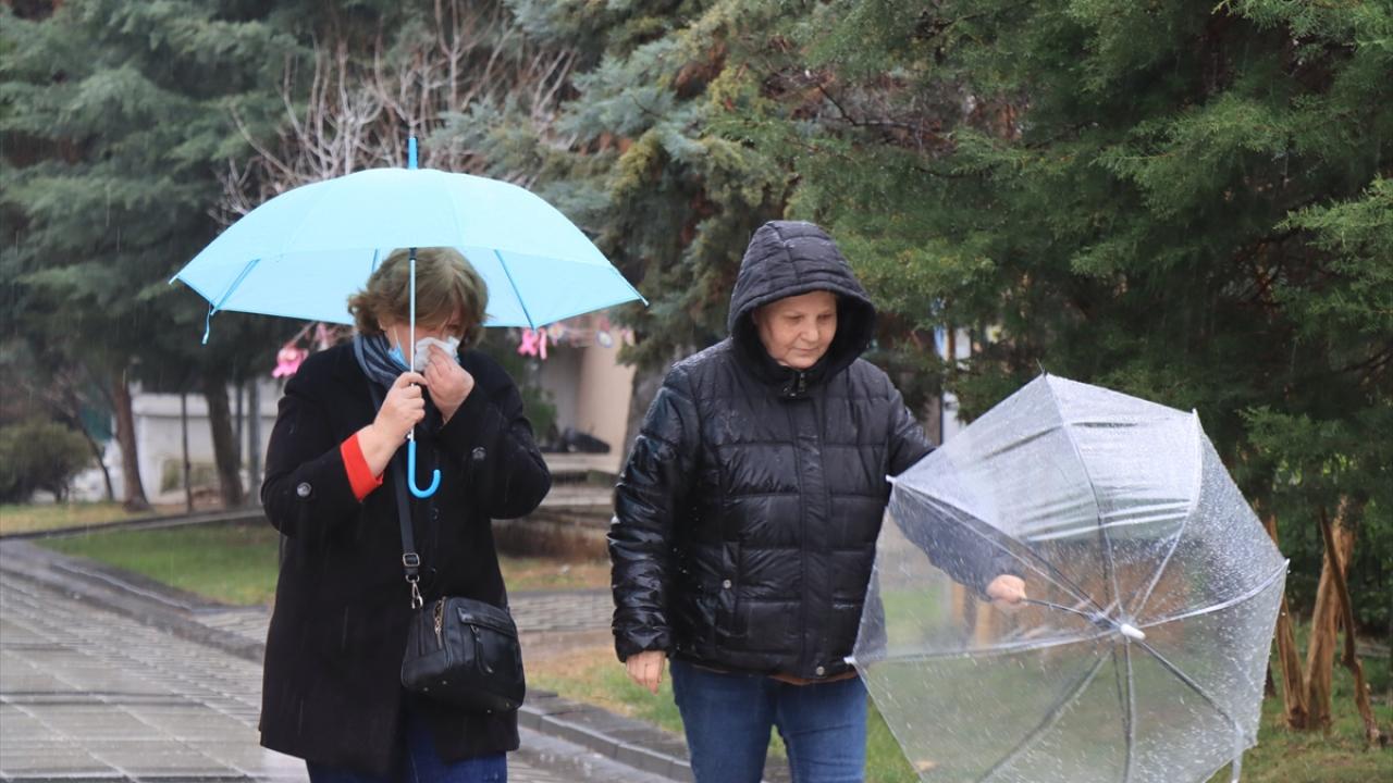 KUVVETLİ RÜZGARA YÖNELİK `TURUNCU` UYARI YAPILAN İLLER