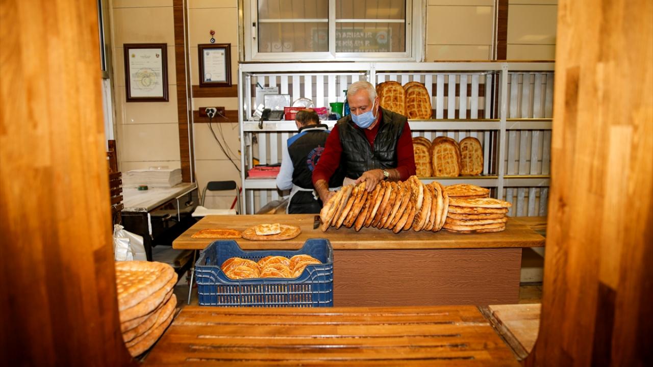 "Yemeğin çeşidine göre ekmeğin şekli de değişiyor"