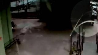 Uçan çatı bir kişinin üzerine düştü