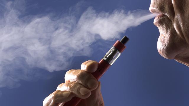 Elektronik sigara akciğerleri vuruyor: Organ ve sistemleri olumsuz etkiliyor. haber görseli