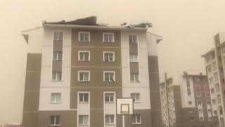 Yozgat'ta toz fırtınası etkili: Çatılar uçtu, minare yıkıldı