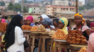 Kamerunlu kızların yaptığı geleneksel tatlılar iftar sofralarını süslüyor