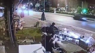 İş yerine dalan sürücü hiçbir şey olmamış gibi yoluna devam etti