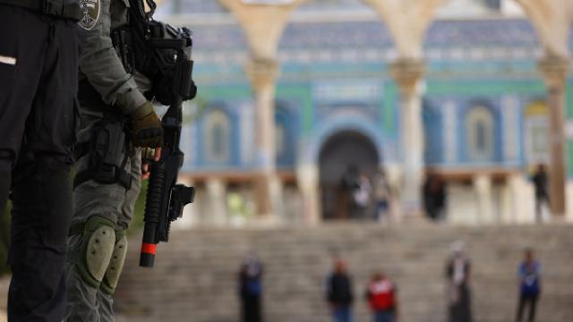 İsrail polisi, Mescid-i Aksa'ya baskın düzenledi