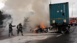 TEM'de tır yangını: İstanbul istikameti trafiğe kapatıldı