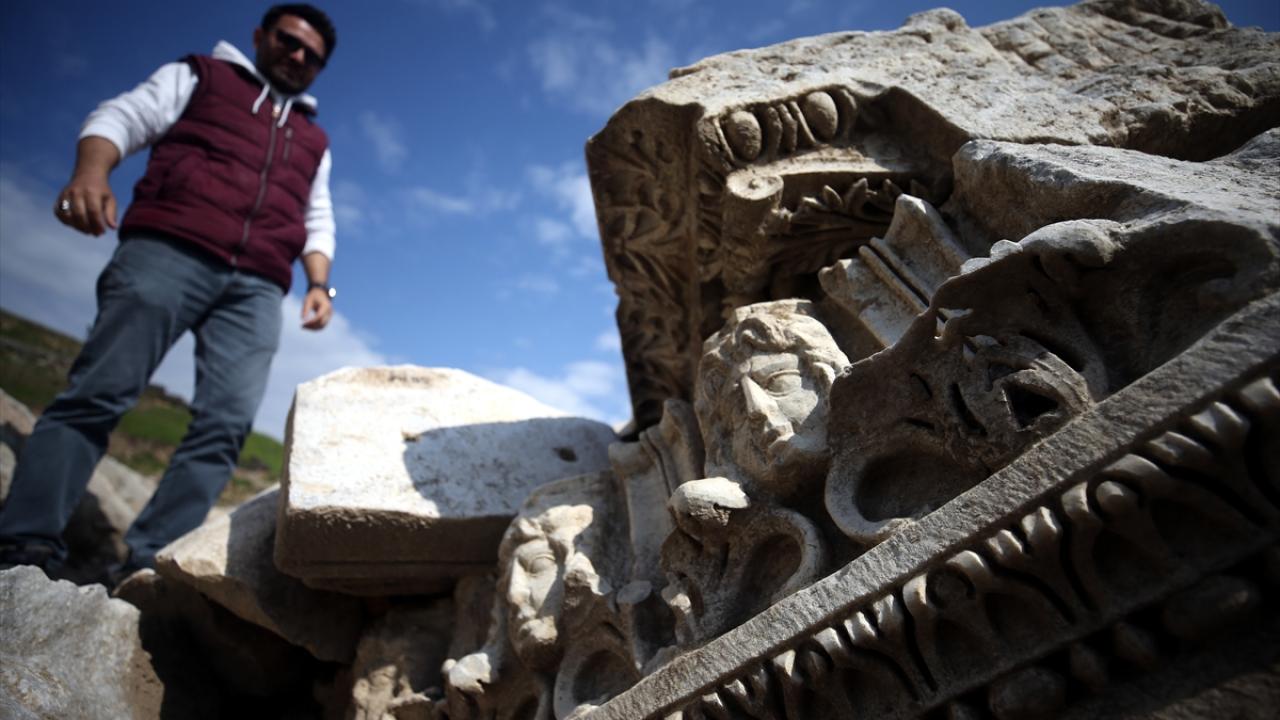 "Kazılar tiyatronun orta bölümünde devam ediyor"