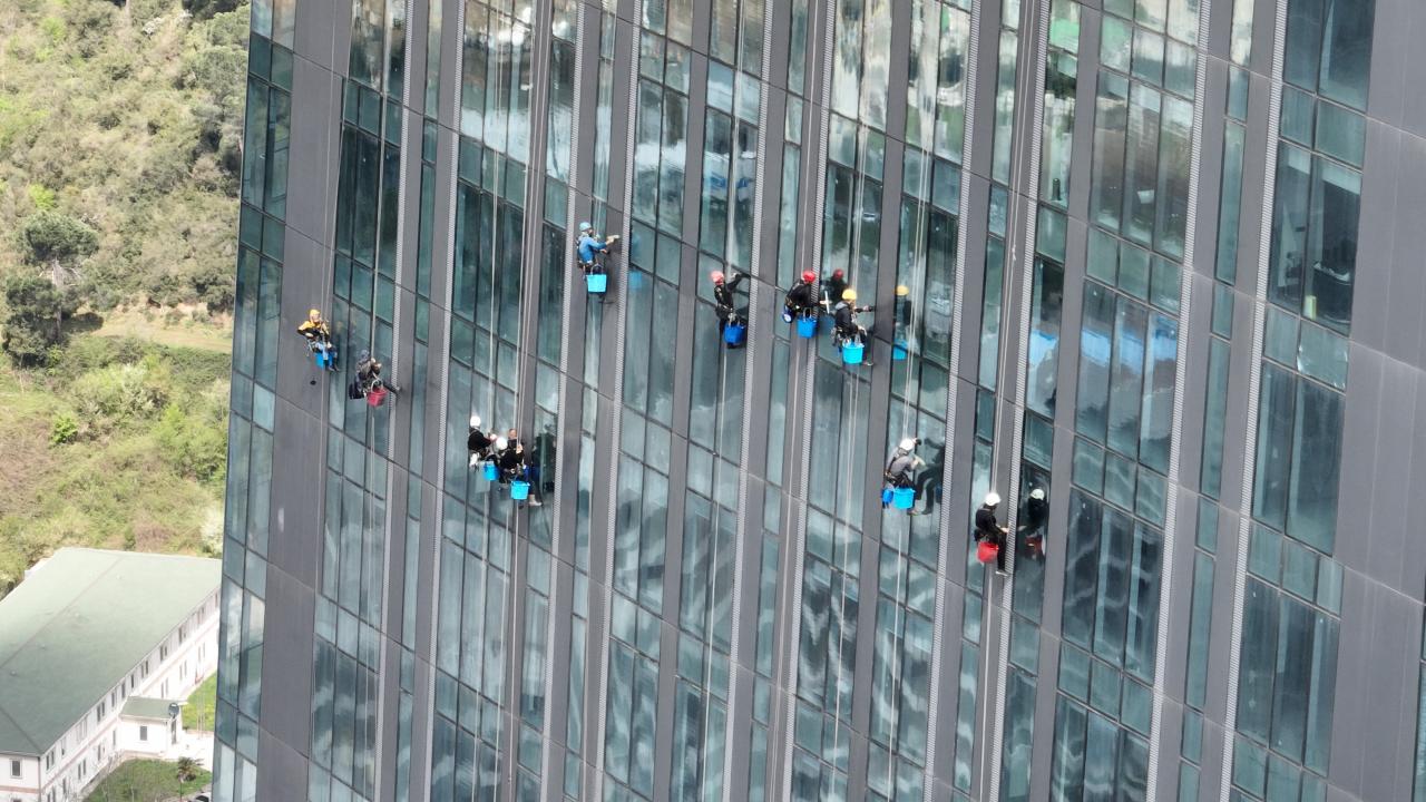 "10 kişi ile bir gökdeleni temizlemek 20 gün sürüyor"