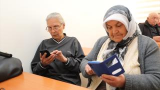 İleri yaştakilere "akıllı telefon kullanma" kursu