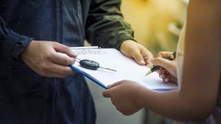 Akılalmaz dolandırıcılık: Kiraladığı aracın yerine ruhsat gönderdi