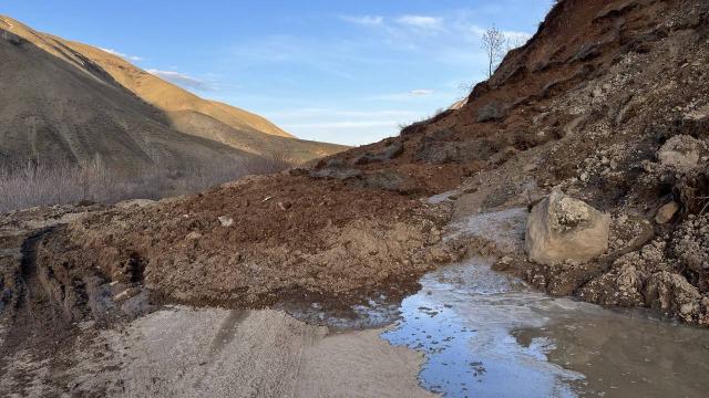 Bingölde heyelan: Karlıova-Yedisu kara yolu ulaşıma kapandı