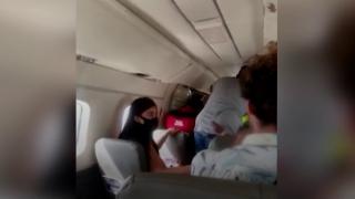 Havada panik: Uçuş sırasında açılan kapıyı yolcular tuttu