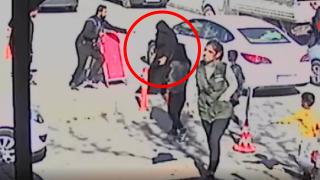 Fenalaşan kadın otomobilin altında kalmaktan son anda kurtuldu