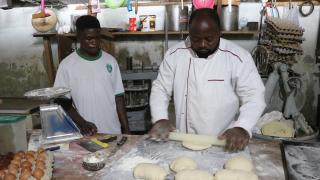 Kamerunlu fırıncılar un krizini "manyok unu" ile çözdü