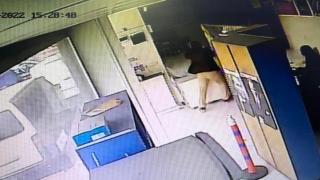 Kargosunu alamayan kişinin görevlilere saldırısı kamerada
