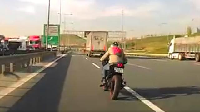 Makas atan motosikletli yakalanmamak için plakayı kapattı