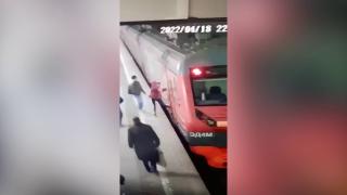 Moskova'da ayağı metro kapısına sıkışan kadın yerde sürüklendi