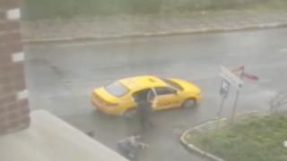 Taksici tartıştığı yolcuyu yere fırlattı