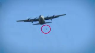 Paraşütü açılmayan Yunan subay uçakta asılı kaldı