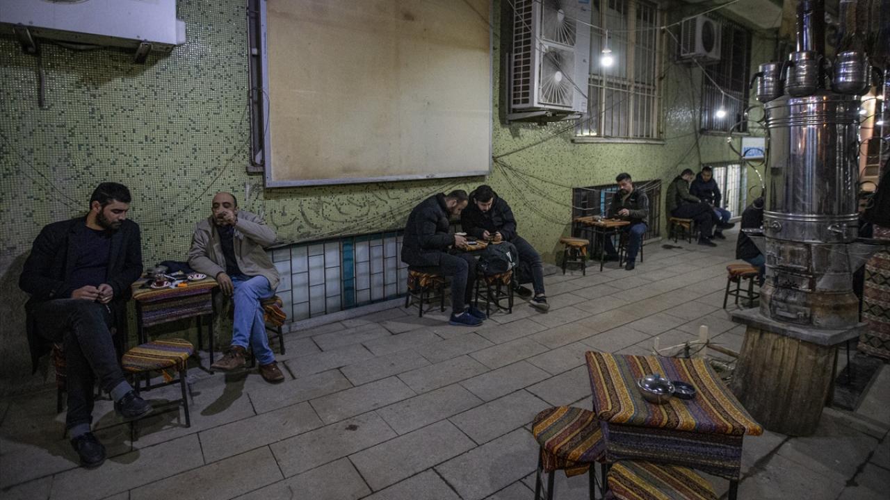 Sahura kadar çaylar demli, sohbetler koyu oluyor