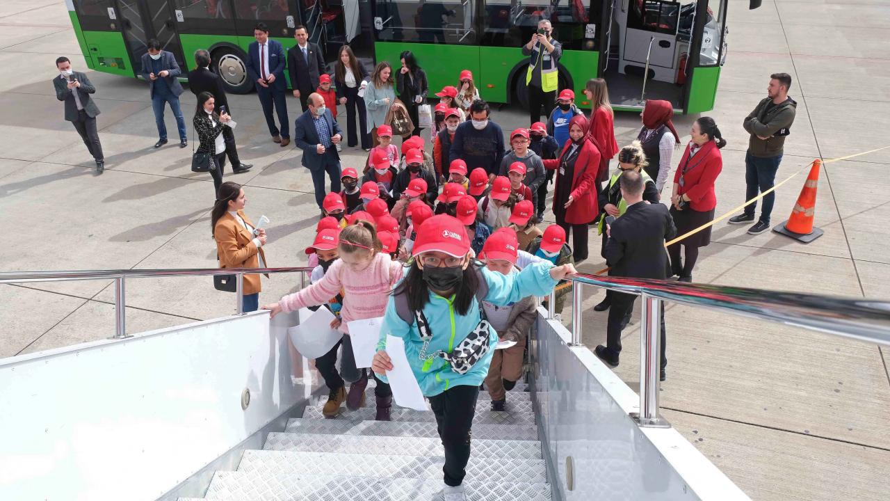 Günün sonunda THY ekibi, hazırladığı özel hediyeleri çocuklara verdi.