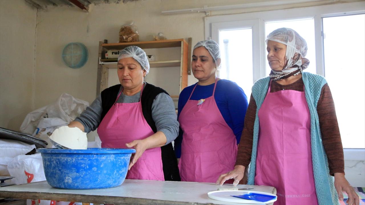 Bu sırada mahallede bulunan taş fırınlar ekmeğin pişirilmesi için hazır hale getiriliyor.