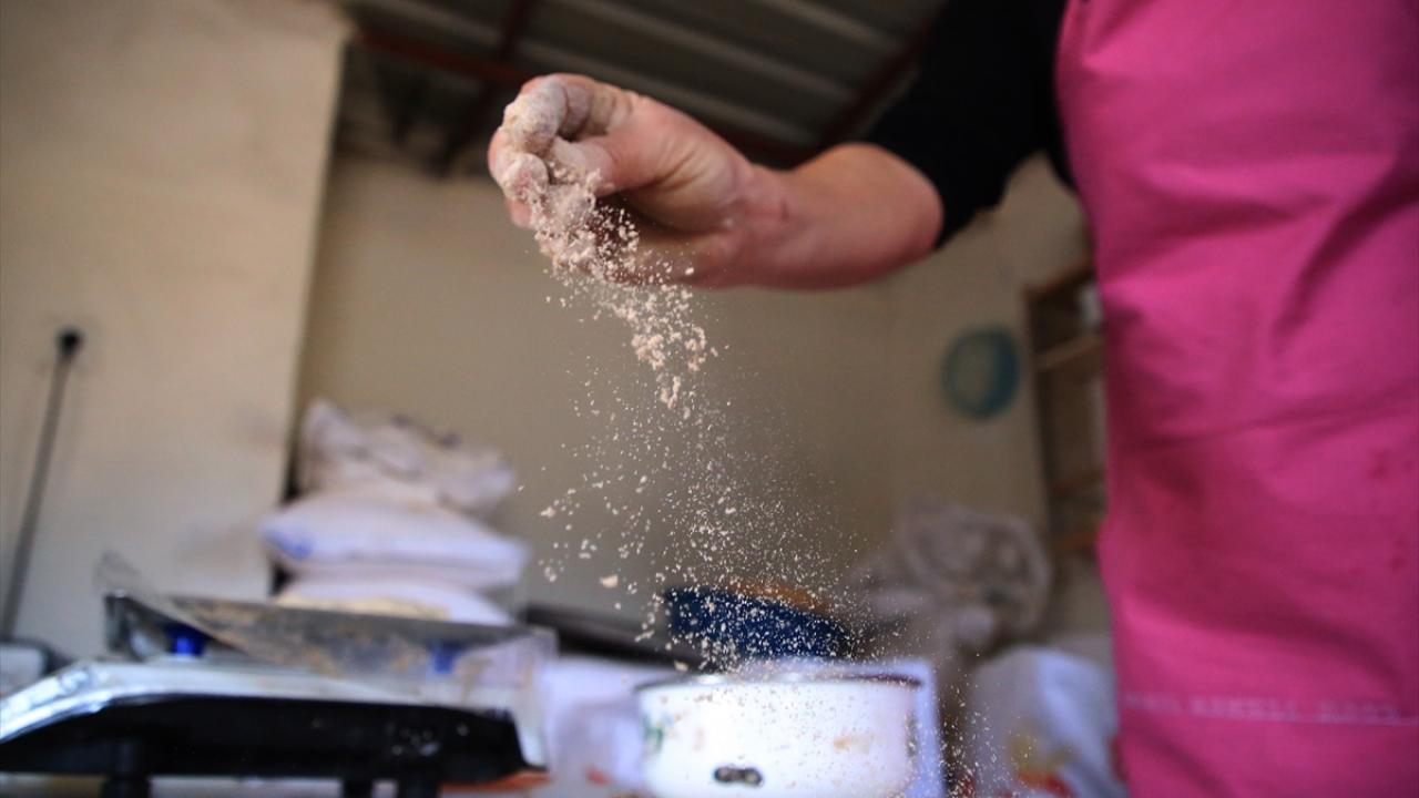 Girit Melemez ekmeğinin yapımının zahmetli olduğunu anlatan Yılmaz, şöyle konuştu: