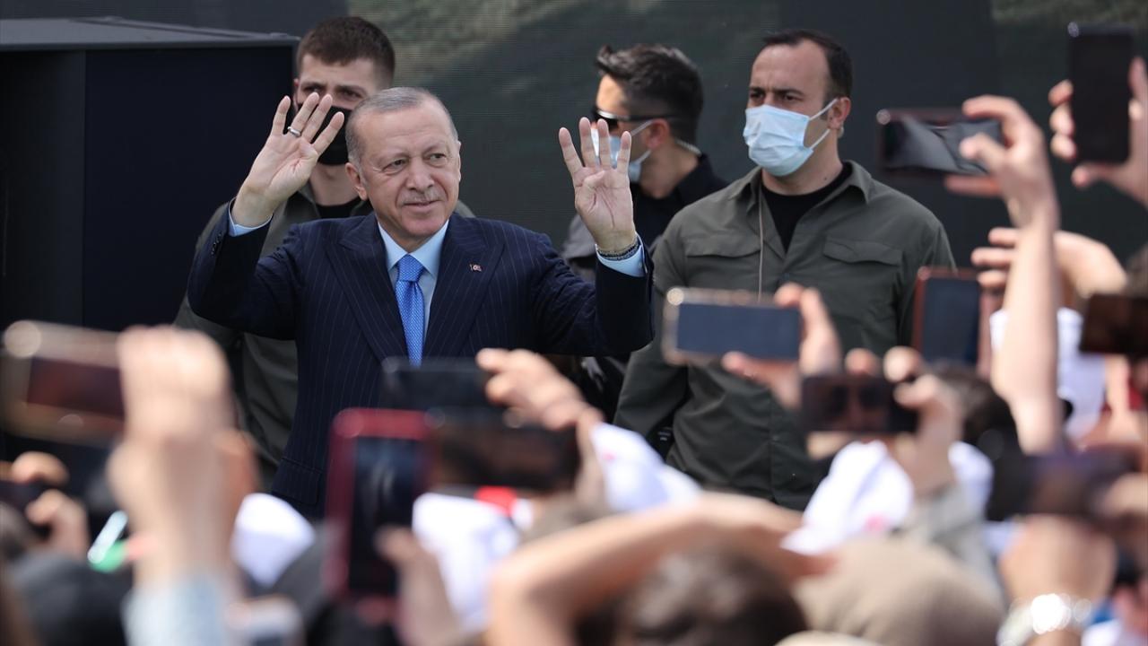 Yakın coğrafyadaki gelişmelere dikkati çekerek, bu bölgelerdeki çocuklar için derin bir üzüntü yaşadıklarını dile getiren Erdoğan, şöyle konuştu: