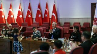 Bakan Akar, şehit ve gazi çocuklarıyla bir araya geldi