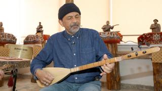 Amerikalı müzisyen, halk ozanlarının eserlerini İngilizce yorumluyor